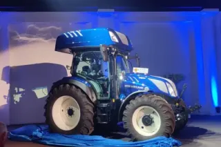 Modrý hybridní traktor New Holland při představení