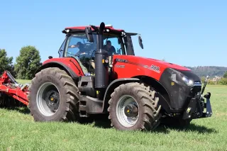 Červený traktor Case IH Magnum AFS Connect na poli