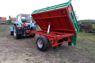 Traktor s vyklopeným třístranným sklápěčem