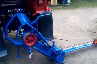 Detail renovovaného žacího stroje ŽTR 183 za traktorem