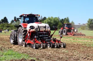 Traktor se secím strojem Sumo na poli