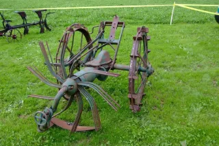 Historické stroje na vyorávání brambor na louce