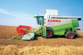 Sklízecí mlátička Claas Lexion při sklizni