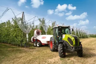 Traktor Claas Nexos v sadu