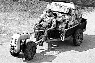 Historická černobílá fotografie motorobotu PF-62 s obsluhou
