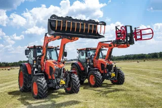 Oranžový traktor Kubota M6002 s čelním nakladačem