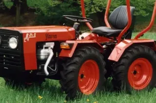 Detail červeného malotraktoru Slavia TV 824