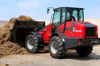 Nakladač Schäffer při manipulaci se senem