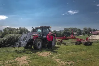 Traktor Steyr se strojem SIP na louce