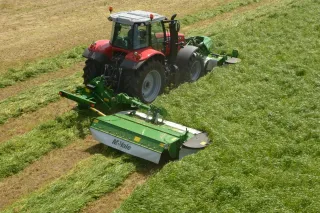 Traktor se žacím strojem McHale na louce