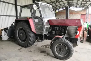 Traktor Zetor Crystal 8011 v zemědělské hale