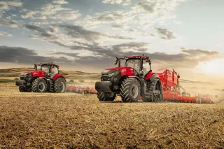 Dva traktory Case IH Magnum na poli