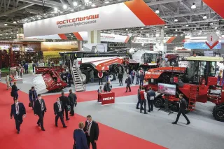 Expozice sklízecích mlátiček Rostselmash