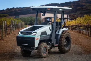 Bílý autonomní elektrický traktor ve vinici