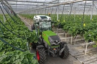 Elektrický traktor Fendt ve skleníku