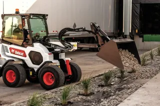 Kloubový nakladač Bobcat s obsluhou