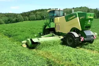 Samojízdný žací stroj Krone BiG M na louce