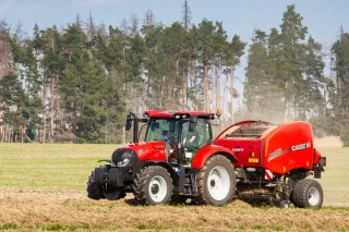 Traktor Case IH s lisem při práci na louce