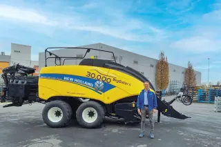 Žlutý lis New Holland BigBaler před závodem