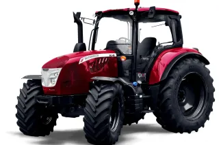 Červený traktor McCormick X6 RedSpirit na bílém pozadí