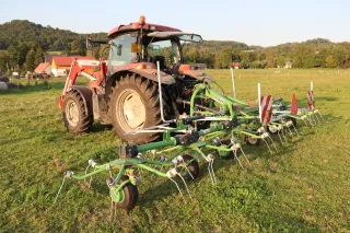Traktor a obraceč SaMASZ na louce
