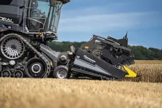 Detail sklízecí mlátičky Fendt s adaptérem Geringhoff