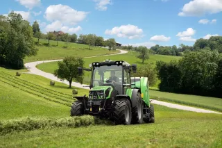 Traktor Deutz-Fahr 5D TTV na louce