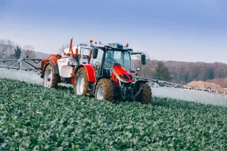 Traktor Massey Ferguson 5S s postřikovačem na poli