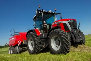 Traktor Massey Ferguson 8S na poli