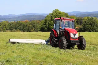 Traktor Zetor se žacím strojem SaMASZ na louce