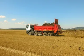 Rozmetadlo hnoje na podvozku nákladního automobilu na poli