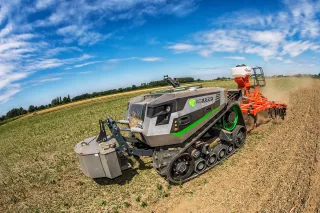 Autonomní polní robot AgBot na poli