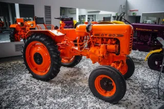 Historický oranžový sovětský traktor DT-20