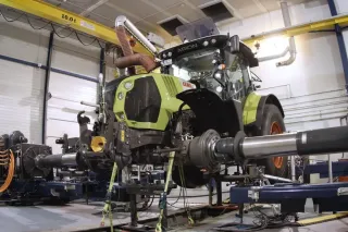 Traktor Claas ve výrobní hale
