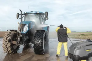 Tlakové mytí traktoru na poli