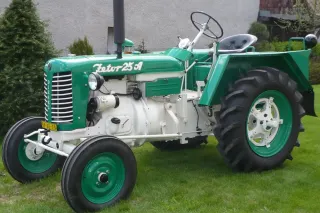 Zelenobílý historický traktor Zetor 25 A
