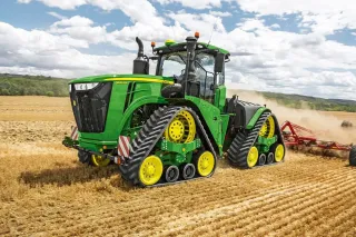 Zelený pásový traktor John Deere 9620RX na poli