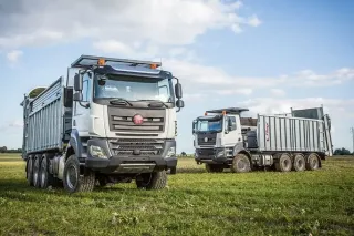 Nákladní vůz Tatra Phoenix Agro na poli