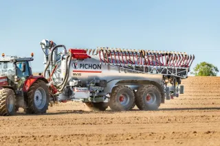 Traktor s cisternou Pichon SV16 na poli