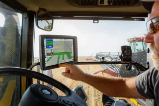 Displej polní navigace Topcon v kabině traktoru
