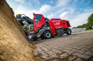 Samojízdný krmný vůz Trioliet u siláže