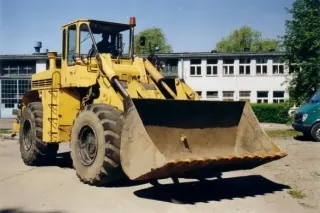 Historický žlutý kolový nakladač Stalowa Wola