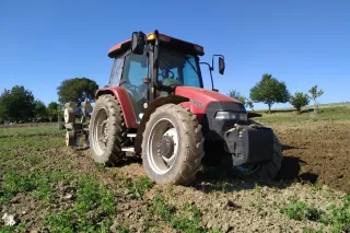 Traktor Case IH JX1090U při orbě