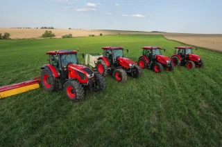 Dva červené traktory Zetor na louce