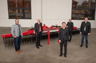 Zástupci firem Pöttinger a Cross Farm Solutions u stroje