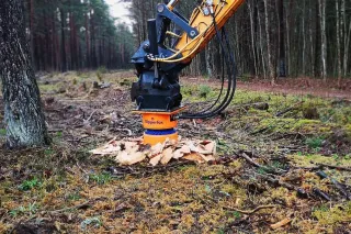 Pařezový drtič Dipperfox v lese