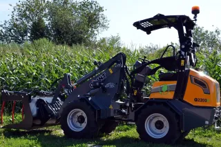 Elektrický kolový nakladač GIANT u porostu kukuřice
