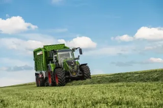 Traktor Fendt s návěsem na poli