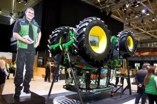 Zástupce firmy John Deere na veletrhu u traktoru