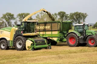 Sklízecí řezačka Krone Big X při práci
